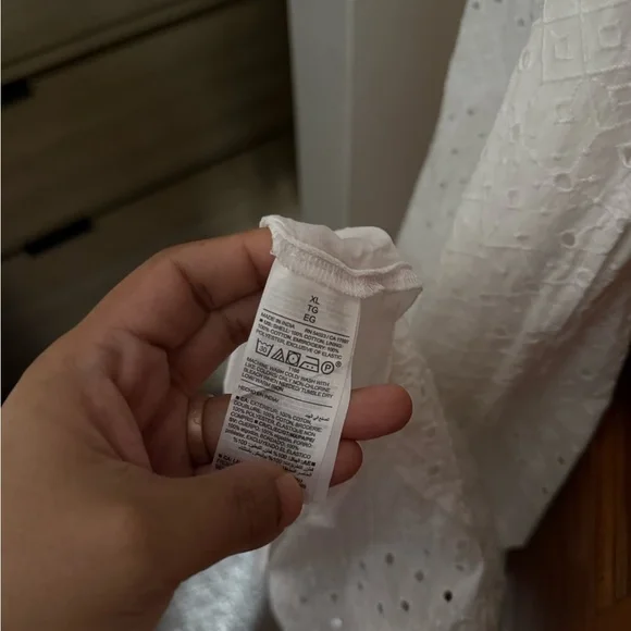 Elegant White Sleeveless Dress - Picture 3 of 4